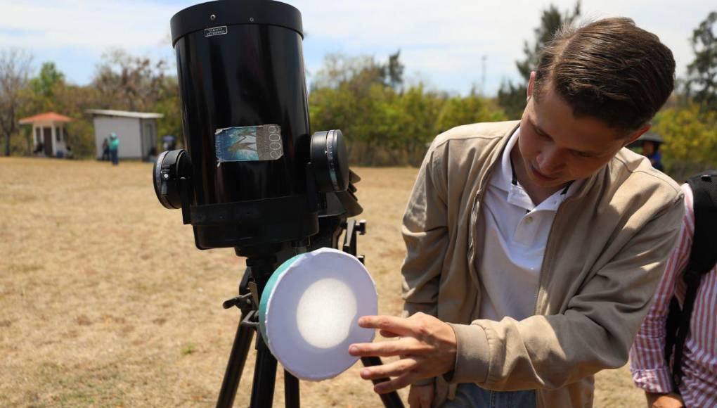 El momento en que iniciaba el eclipse.