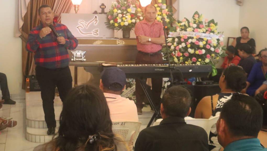 Entre los relatos en su velatorio, Avilá aclaró que a su esposa, de 50 años de edad, la mataron por robarle y no por defender a una niña de violación.