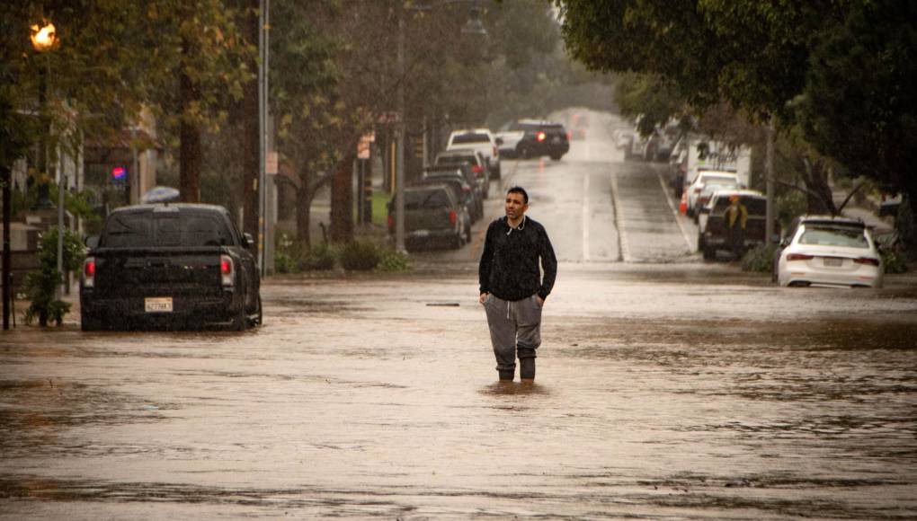 De acuerdo con el Servicio Meteorológico Nacional (NWS), se espera que caigan de 13 a 20 centímetros de Los Ángeles el lunes, con lo que la cantidad total de lluvia en las últimas 48 horas sería de 35 centímetros.