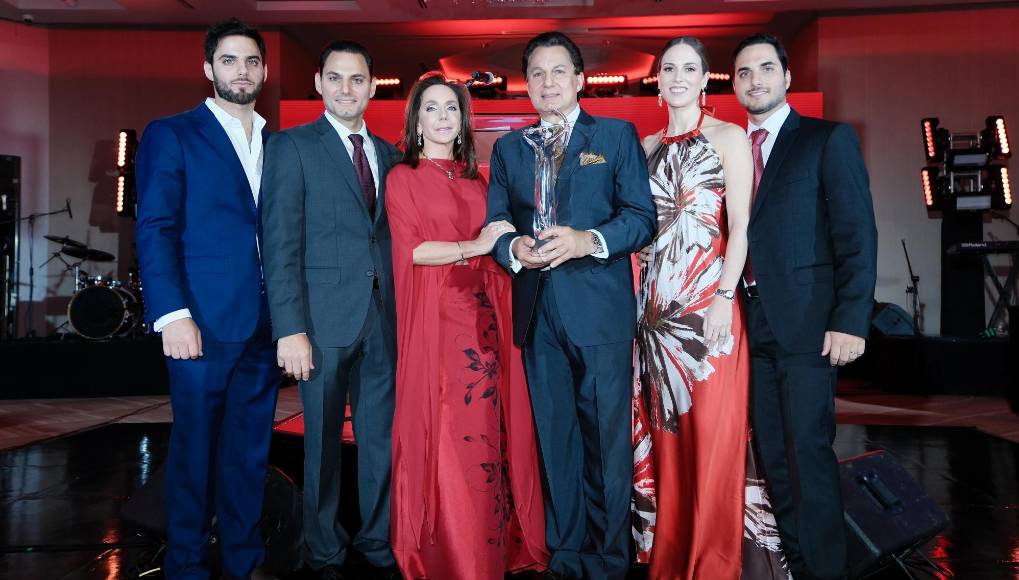 La marca hondureña Pacer ha celebrado su 40 aniversario, en un evento celebrado en el salón Jerusalén del Club Hondureño Árabe de San Pedro Sula. Cientos de invitados, entre ellos: socios estratégicos, colaboradores y clientes fueron parte de la mágica velada festiva que destacó por las muestras de gratitud a esas personas que con su esfuerzo y pasión han aportado para el crecimiento de la empresa. Los directivos de Pacer, la familia Canahuati, durante su discurso dieron las gracias a Dios, a su unión familiar y a esos colaboradores que han puesto su entusiasmo en cada jornada, resaltando que sin ellos, nada sería posible. Así como también agradecieron a los socios comerciales y a esos clientes que apoyan lo hecho en casa. 