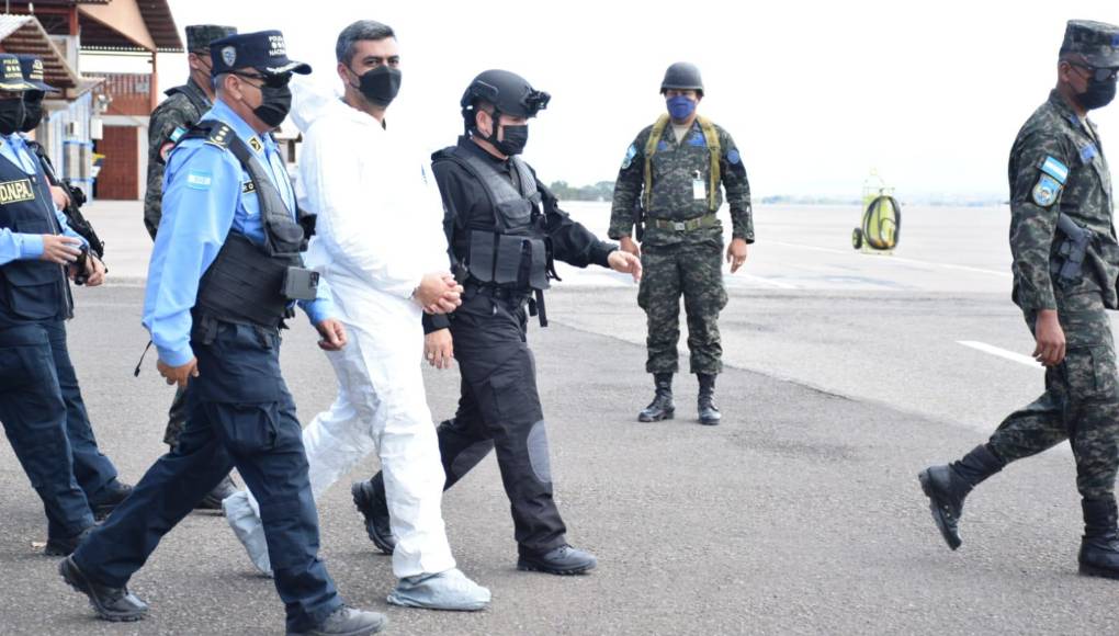 Devis Leonel Rivera: Ah, bueno. Está bien. Pero dígame, compa, ¿en cuánto es que vienen ustedes ahí? Para... para que el hombre le diga al papá de ellos. Urbina Soto: Pero, ¿no dijo usted que en cien? Devis Leonel Rivera: En cien, pero... Urbina Soto: Cada uno. Devis Leonel Rivera: ¿Cada uno? Sí. Serían cuatrocientos. Urbina Soto: Son cuatrocientos.