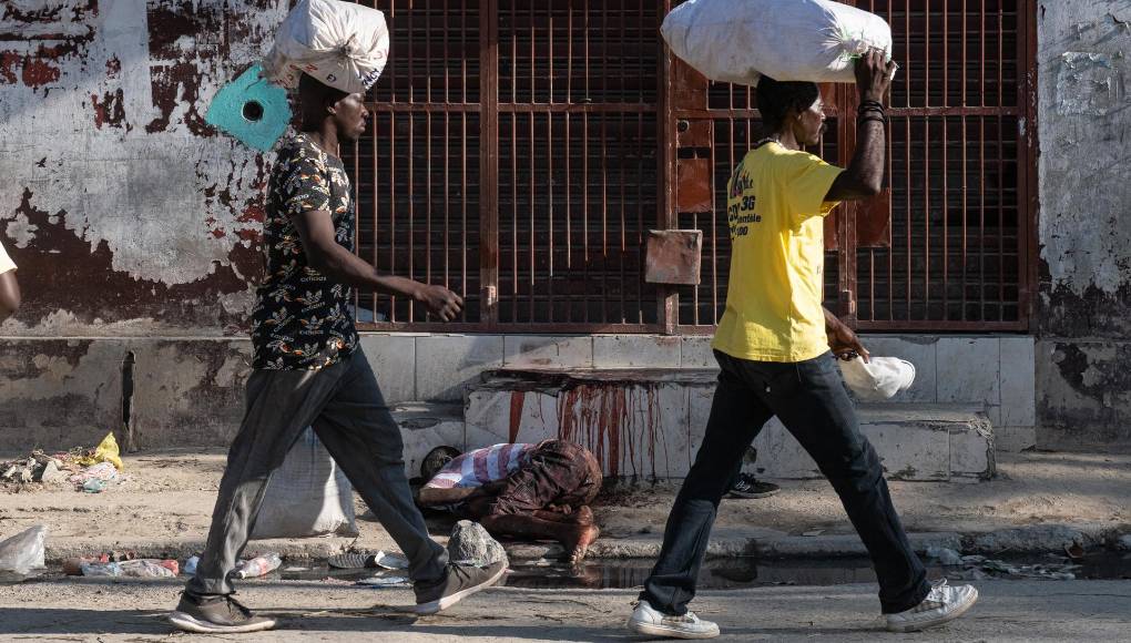 Fabiola Sanon, residente de la capital, contó a la AFP que su marido James, de 32 años, fue asesinado durante los recientes ataques y que lo halló “tirado en la calle”. 
