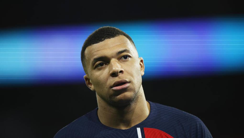 Libre de negociar con cualquier club desde el pasado 1 de enero, tras haber renunciado al tercer año opcional que firmó con el PSG en 2022, Mbappé, de 25 años, se comprometerá con el Real Madrid, insiste el diario, que agrega que en la casa blanca “reina el optimismo” y entre bambalinas prepara ya “el mayor contrato de su vestuario”.