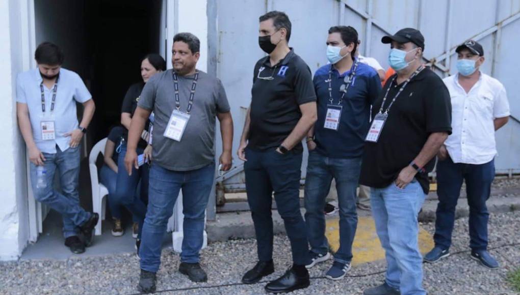 Espectacular ambiente en el Honduras - EUA: Leyendas del fútbol en el Morazán, la belleza femenina y todo el color