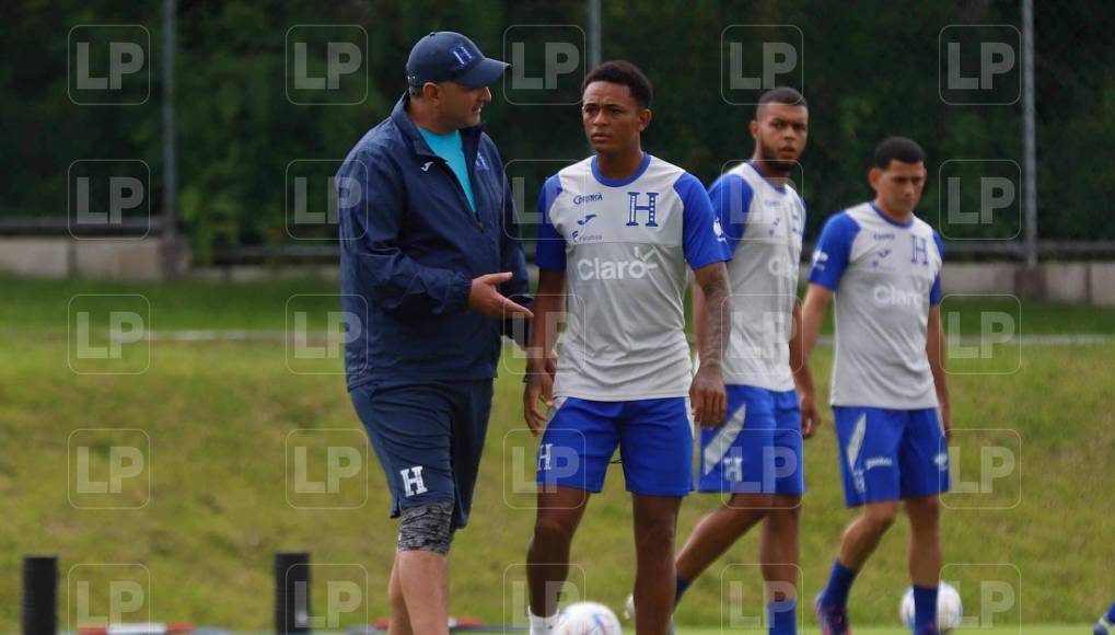 Diego Vázquez en el momento que le daba indicaciones a Cristian Sacaza, ahora jugador del Vida.