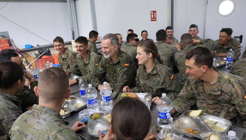 El rey comió junto a la princesa y los demás compañeros de la compañía a la que pertenece. 