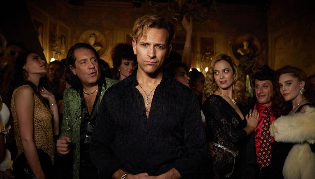 ‘Supersex’ - “’Supersex’ es la historia de un hombre que tarda siete episodios y 350 minutos en decir “te amo”, en aceptar que el demonio en su cuerpo es compatible con el amor. Para hacer esto, debe exponer la única parte de él que nunca hemos visto: su alma”, detalló la guionista de la serie. La serie estrena el miércoles 6 de marzo.