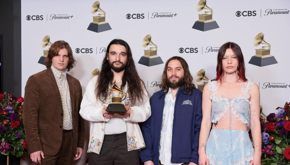 British band Wet Leg sostienen su premio a “Mejor grabación remezclada”