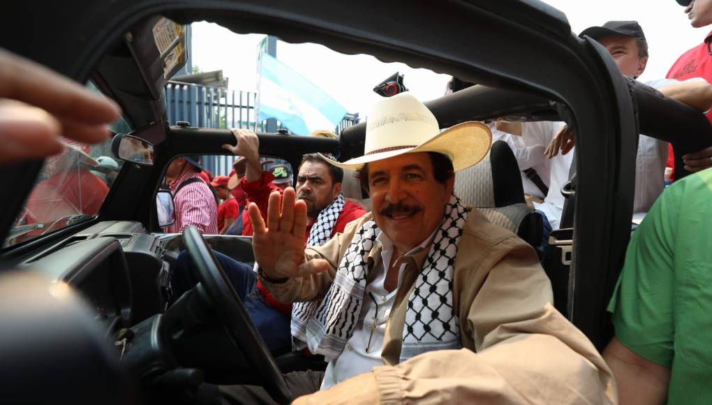 El también asesor presidencial llegó a bordo de un vehículo Jeep, acompañado por Milton Benítez, asesor de comunicaciones del Gobierno. 