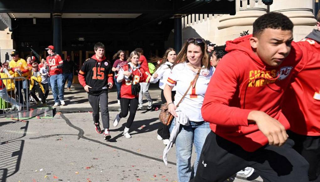 Los aficionados se apresuraron a huir del lugar mientras la policía trabajaba para desalojar Union Station, en un final caótico para lo que era un alegre desfile de la victoria de los Chiefs.
