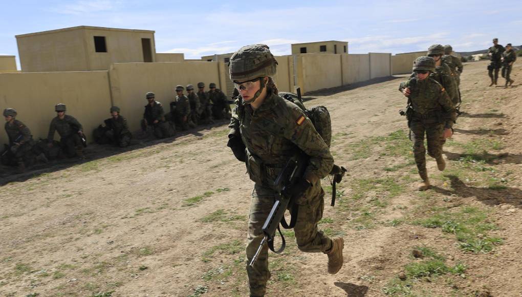 En el álbum, se ve a la princesa, de 18 años, con el uniforme de camuflaje, portando el fusil de asalto, casco y gafas. 