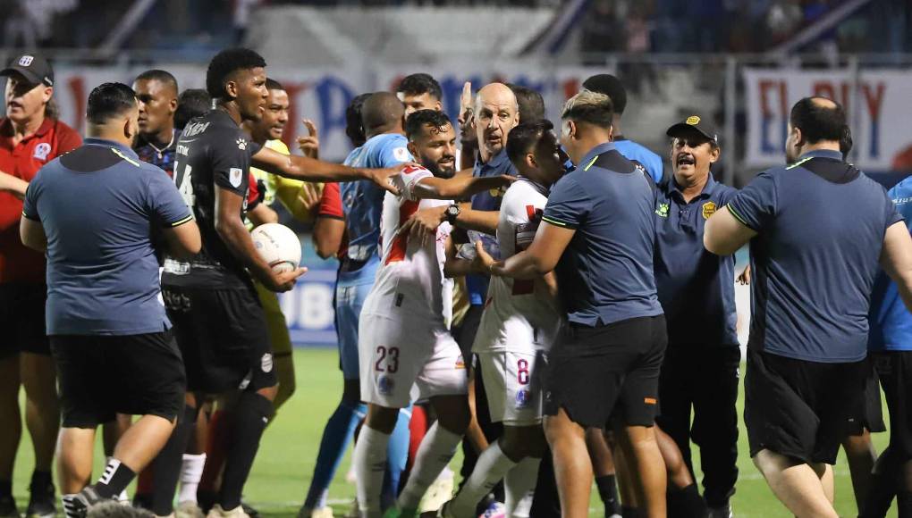 Tras la roja, se armó una pelea entre jugadores y miembros del cuerpo técnico del Olimpia y Real España.