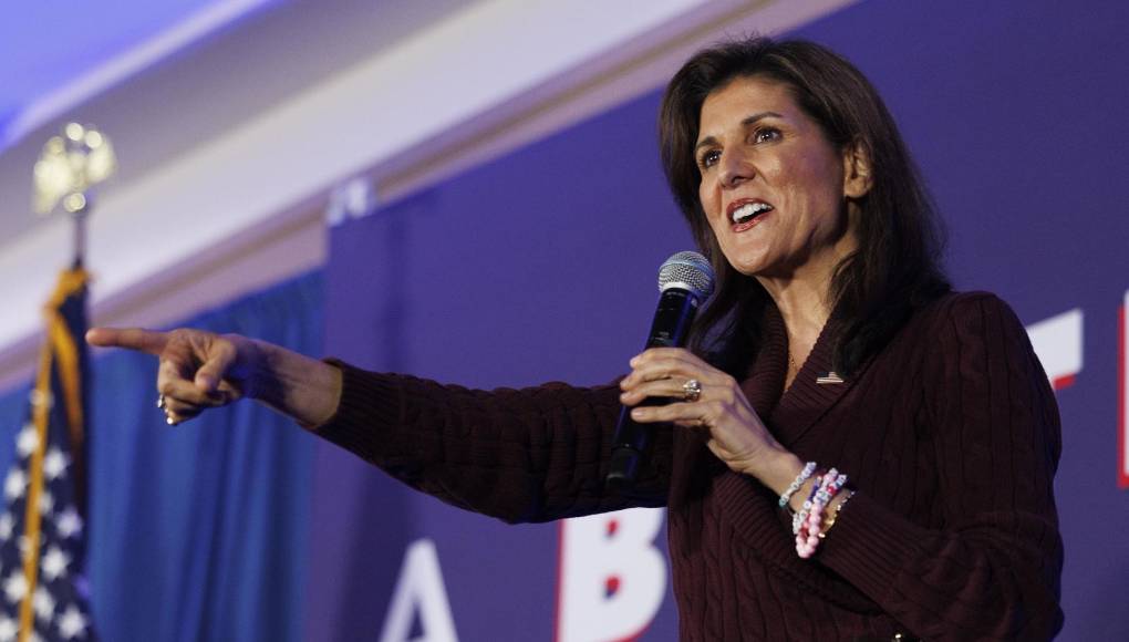 En los años posteriores a esta fulgurante pero breve carrera diplomática, Trump siempre habló bien de Haley y Haley tampoco criticó a Trump. Eso fue hasta que llegaron las primarias del partido, en las que Trump se mostró insultante con ella, como lo había hecho con otros rivales: empezó a llamarla ‘Nimbra’ (por Nimarata, su nombre de pila) para de nuevo arrojar dudas sobre sus orígenes, pero fue mucho más lejos al poner en cuestión el compromiso con su país de su marido Michael, ahora desplegado con la Guardia Nacional en el Cuerno de África. 