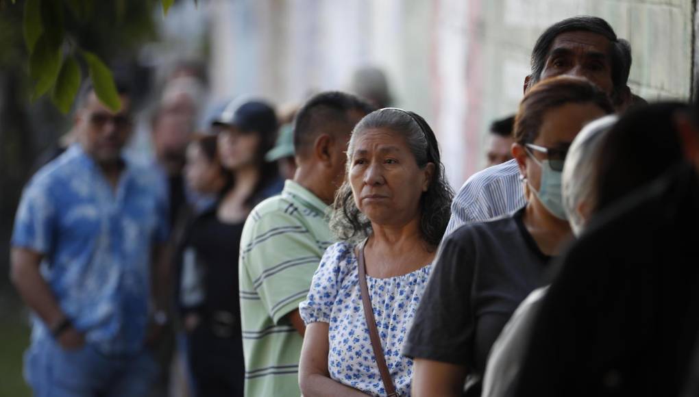 Los más de 5,5 millones de salvadoreños convocados a votar deben elegir a su próximo presidente entre una terna de seis partidos políticos, entre ellos el oficialista Nuevas Ideas (NI), de Bukele, quien busca una reelección que según las encuestas obtendría.