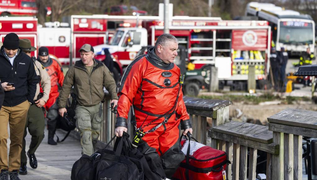 Los servicios de emergencia que rastrean el lugar han encontrado indicios de la presencia de varios vehículos sumergidos en el agua, informó el jefe de bomberos de <b>Baltimore</b>, James Wallace, sin especificar cuántos serían. 
