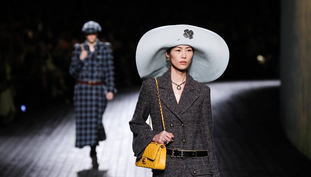 El desfile giró en torno al tema de la escapada de fin de semana, ilustrado en pantalla grande por un diálogo en blanco y negro de cierta intensidad erótica entre Brad Pitt y Penélope Cruz y que termina con la reserva de una habitación en un hotel. 