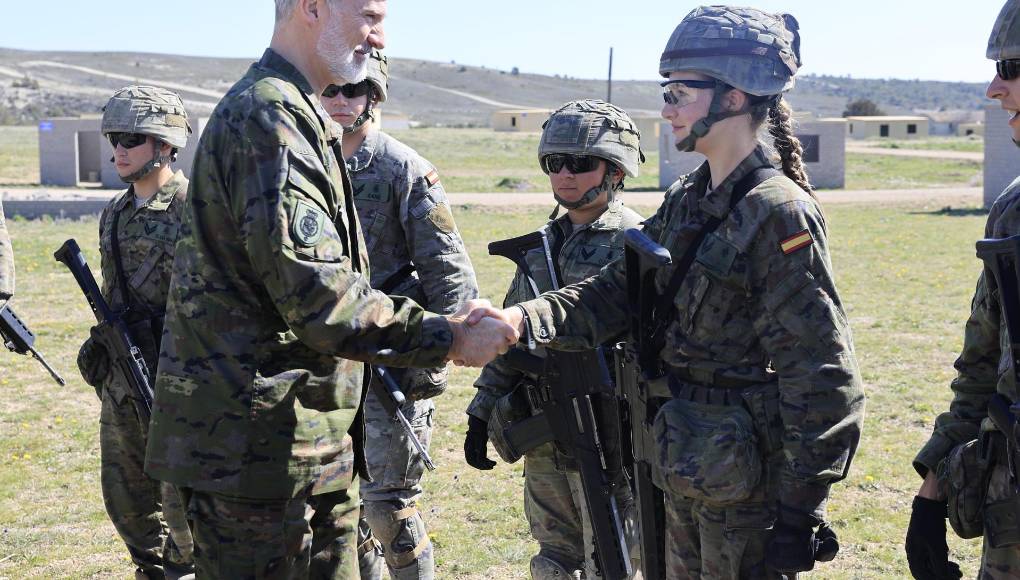 La casa real española distribuyó este lunes varias fotos de la visita que Felipe VI hizo el pasado viernes a la Academia General Militar de Zaragoza para seguir las maniobras y ejercicios de combate en que participó la princesa Leonor con compañeros cadetes. 