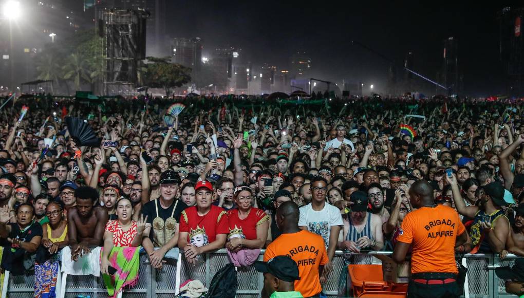 El público ya estaba animado a la hora en que su ídolo apareció, a las 22:36 hora local (1:36 GMT del domingo), con casi una hora de atraso, ya que el pinchadiscos estadounidense Diplo se encargó de calentar los motores con una selección que incluyó varios clásicos del funk, el género nacido en las favelas de Río de Janeiro.