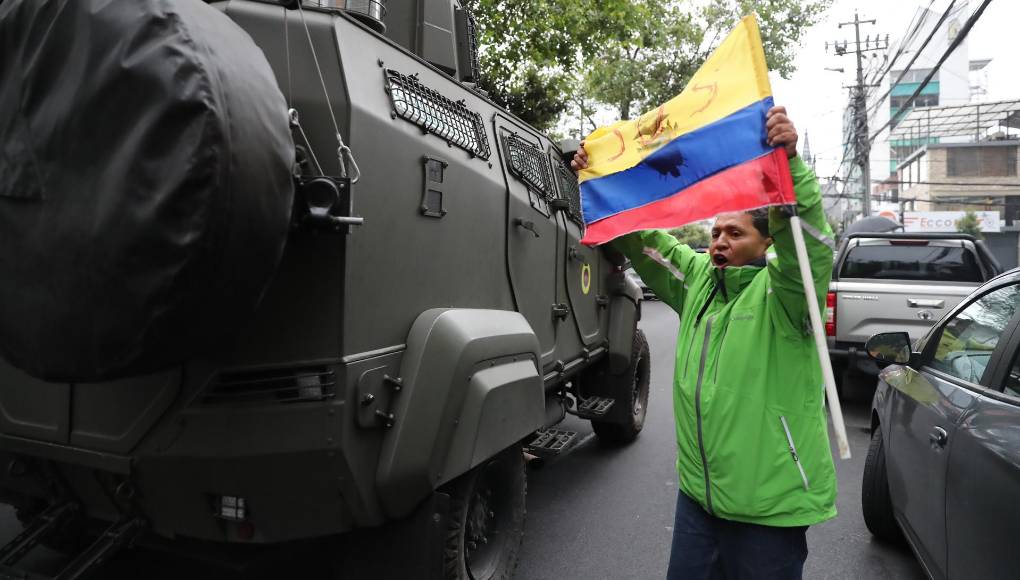 La irrupción policial en la Embajada de México en Quito, donde agentes de seguridad ecuatorianos entraron a la fuerza la noche del viernes para detener al exvicepresidente Jorge Glas, al que el Ejecutivo mexicano había concedido el asilo político, ha provocado una reacción de condena unánime de los Gobiernos latinoamericanos, tanto de izquierda como de derecha. 