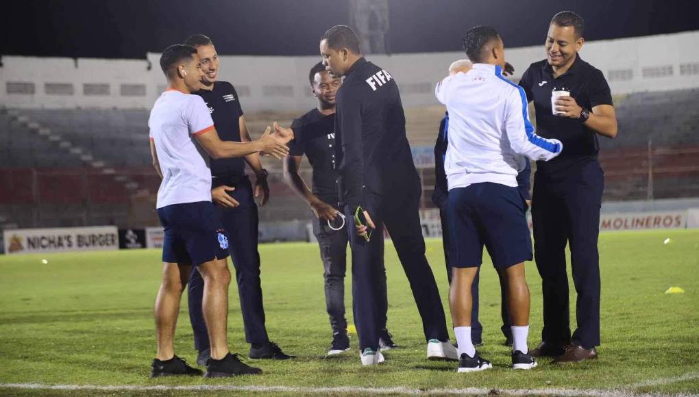 Jugadores del Olimpia saludaron a los árbitros antes del inicio del partido en el estadio Ceibeño.