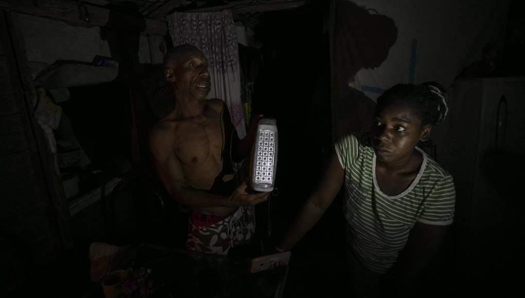 En medio de la oscuridad de su casa, Catalina, de 35 años, repasa los problemas de su día a día, similares a los que padecen en Cuba millones de personas por la grave crisis económica que sufre el país. 