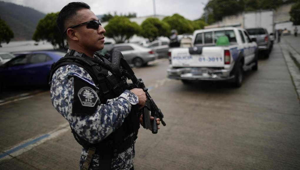 Pero llegó el régimen de excepción impuesto hace casi dos años por el presidente Nayib Bukele, que opta este domingo a la reelección, y de un golpe acabó con la violencia, al tiempo que entre la población se disparaba el “temor” a las fuerzas de seguridad por sus detenciones arbitrarias. 