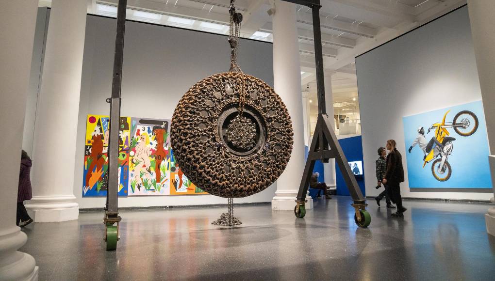  En esta sección, el público también podrá ver una pintura de Qualeasha Wood, originaria de Nueva Jersey, en la que expresa la feminidad de las mujeres afroamericanas ‘queer’ a través de la representación de varias vírgenes negras en la que combina la iconografía católica con la tecnología de la sociedad actual, pues una de las figuras sostiene un teléfono celular en la mano.