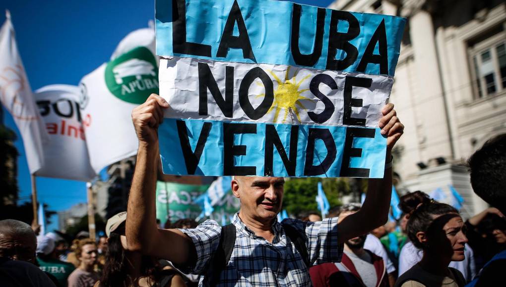 Después de que su titular, Patricia Bullrich, defendiera que esta es una marcha “rara” y que el protocolo se aplicará sin dudas, el vocero pidió que la manifestación “sea con paz y dentro de la ley” y solicitó que “se permita la circulación y se respeten los bienes públicos” 