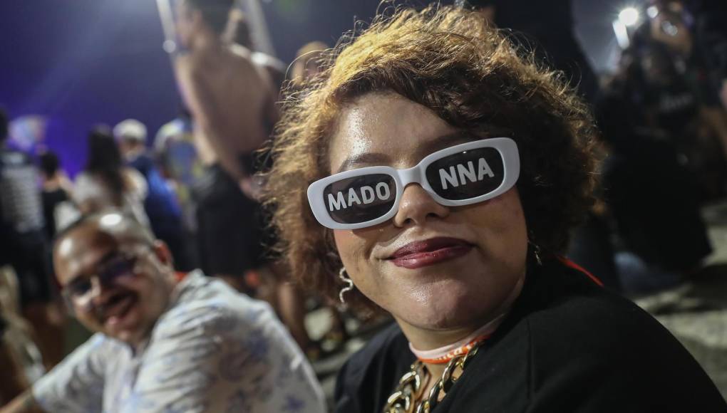 Seguidores de Madonna esperaron varias horas en la playa de Copacabana este sábado, en Río de Janeiro. 