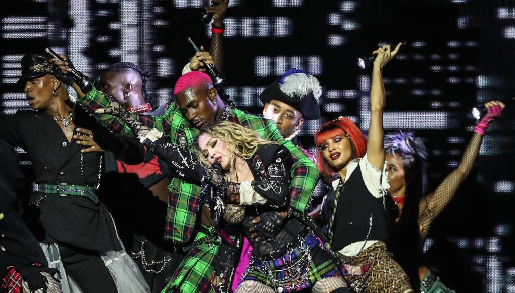 La diva de 65 años no defraudó a los que esperaron hasta doce horas para verla y se acercó al público varias veces por las tres pasarelas que se desprendían del gigantesco escenario de 812 metros cuadrados montado en las arenas de la playa más conocida de Brasil.