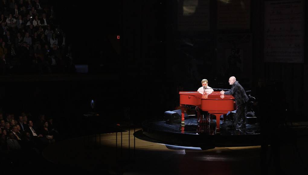 Además, el artista, ya retirado de los escenarios, hizo vibrar al público al interpretar en el piano tres de sus himnos: “Your Song”, “Saturday Night’s Alright for Fighting” y “Mona Lisas And Mad Hatters”