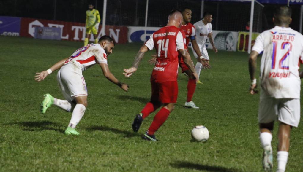 La Real Sociedad sorprendió y en el minuto 16 abrió el marcado. Maynor Arzú logró un remate cruzado, ante la marca del Mango Sánchez y ante el vuelo de Edrick Menjívar el esférico se fue a las redes para el 1-0. 