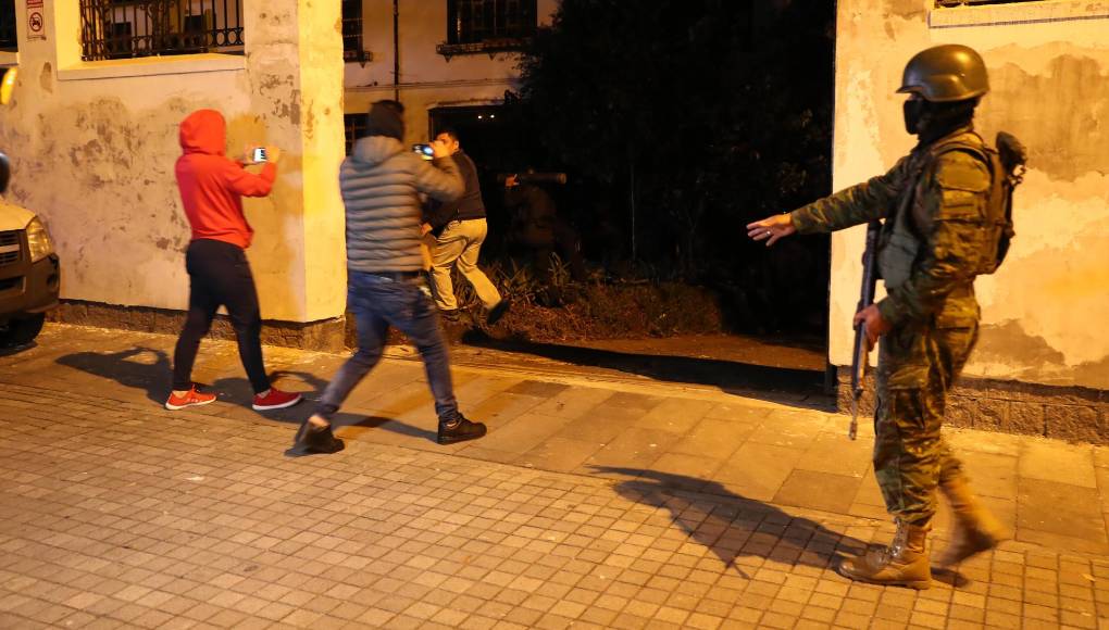 El presidente de México, Andrés Manuel López Obrador, ha expresó su agradecimiento por el apoyo internacional recibido después del incidente en la Embajada de su país en Ecuador, donde se produjo el asalto diplomático. López Obrador ha hecho un llamamiento a los ciudadanos mexicanos para que no caigan en provocaciones y eviten el acoso. 