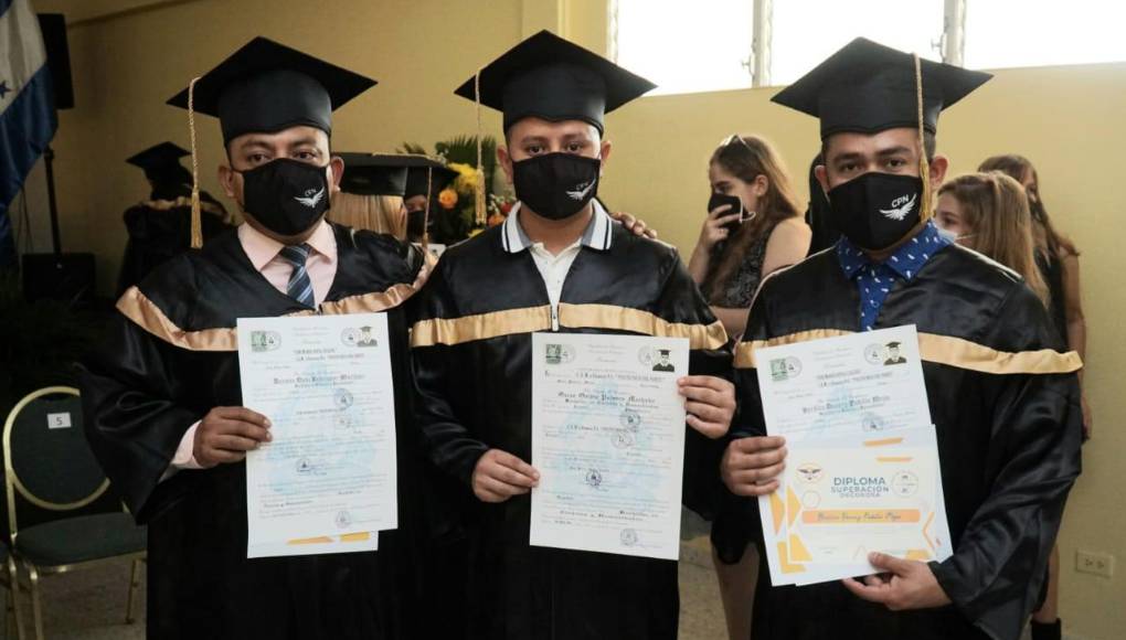 Tras finalizar los actos de graduación, los estudiantes tuvieron la oportunidad de fotografiarse entre amigos y con sus familiares, darse abrazos y felicitarse por este nuevo logro estudiantil.