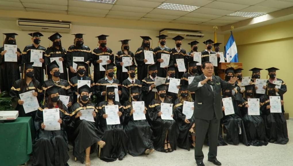 Bajo una solemne y alegre ceremonia de graduación recibieron sus títulos 55 estudiantes del Centro Politécnico del Norte que los acredita como bachilleres.