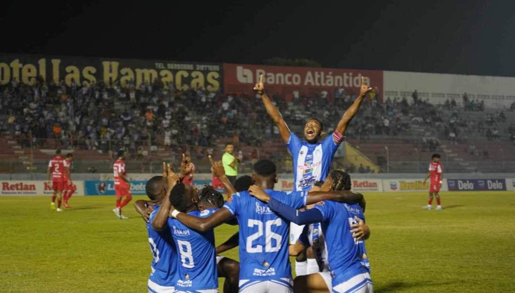 Los jugadores del Victoria celebrando segundo triunfo del Torneo Clausura 2024.