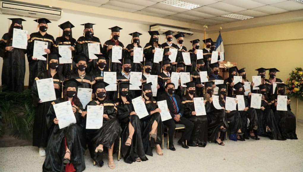 Los estudiantes llegaron gozosos junto a sus familiares a las instalaciones de la Universidad Tecnológica de Honduras (UTH) para recibir su respectivo título de Bachillerato en ciencias y Humanidades que por motivos de las restricciones de la pandemia no habían sido entregados en tiempo y forma por parte de la institución.