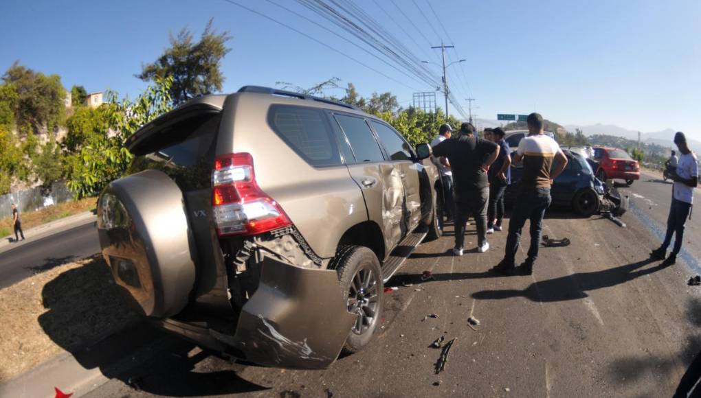 Debido al accidente múltiple, la zona quedó intransitable para otros automóviles.