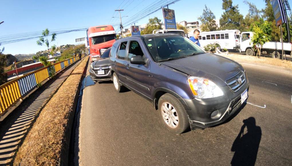 El congestionamiento vehicular está en el carril que de Lomas de Toncontín conduce a la salida al sur del país.