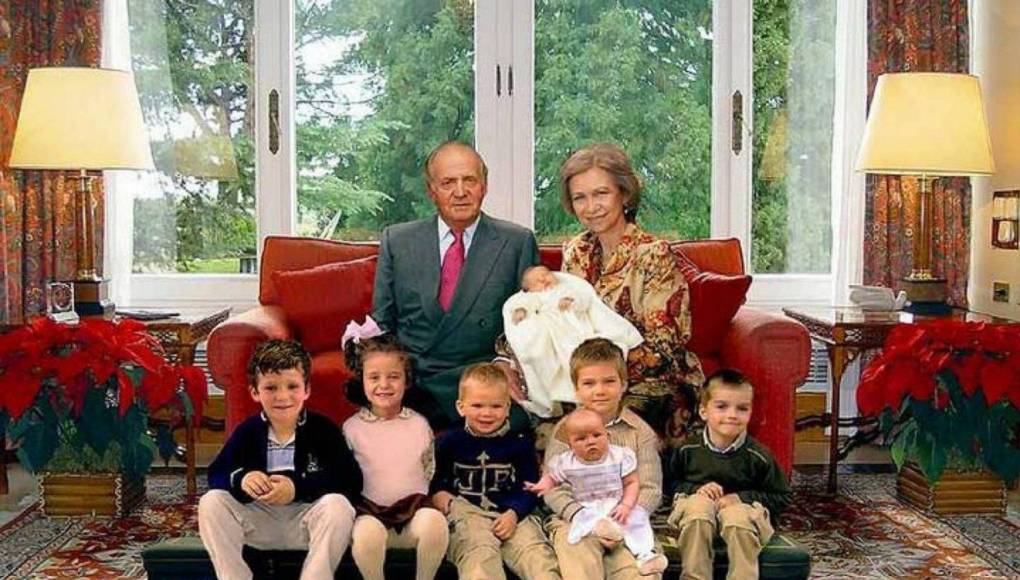 Los reyes de España, Juan Carlos I y Sofía, también pidieron disculpas por un uso excesivo de Photoshop en una imagen navideña de 2005 en la que aparecen con sus nietos.