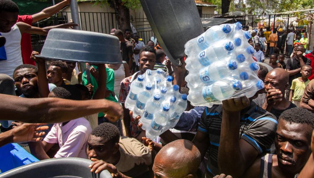 Un grupo de personas recibió provisiones en el campamento de refugiados en el Liceo Marie Jeanne en Puerto Príncipe. 