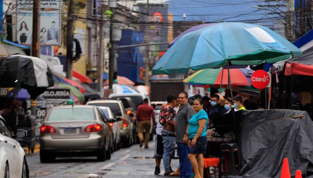 “Estos fenómenos cambiarán las condiciones del tiempo drásticamente, después del mediodía (del domingo)”, detalló un experto de la entidad, adscrita a la Secretaría de Gestión de Riesgos y Contingencias Nacionales (Copeco). 