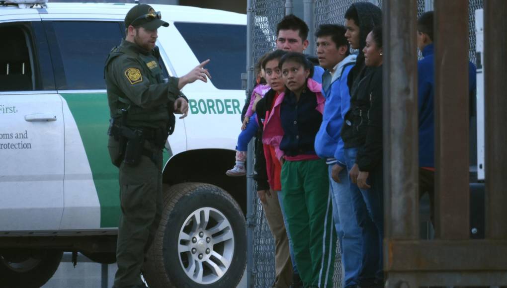 Hallan a niño migrante abandonado por su madre en la frontera México-EEUU