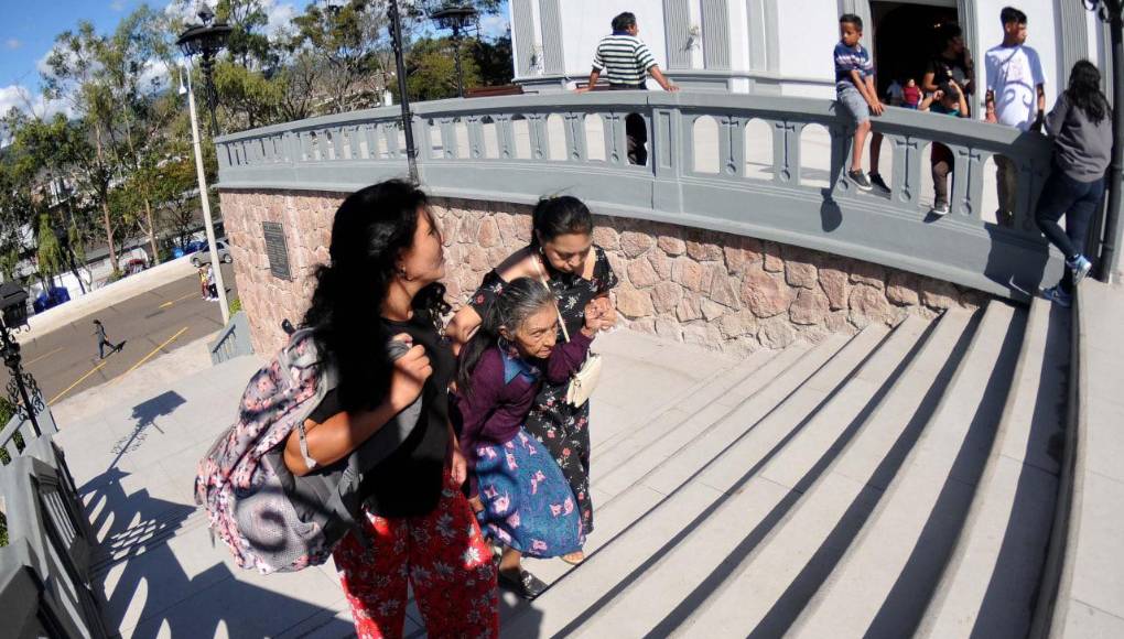 La historia de la Virgen de Suyapa se remonta a 1747, cuando, según la tradición, la pequeña imagen de la Virgen María fue encontrada en las aguas del río Humuya, cerca del pueblo de Suyapa. 