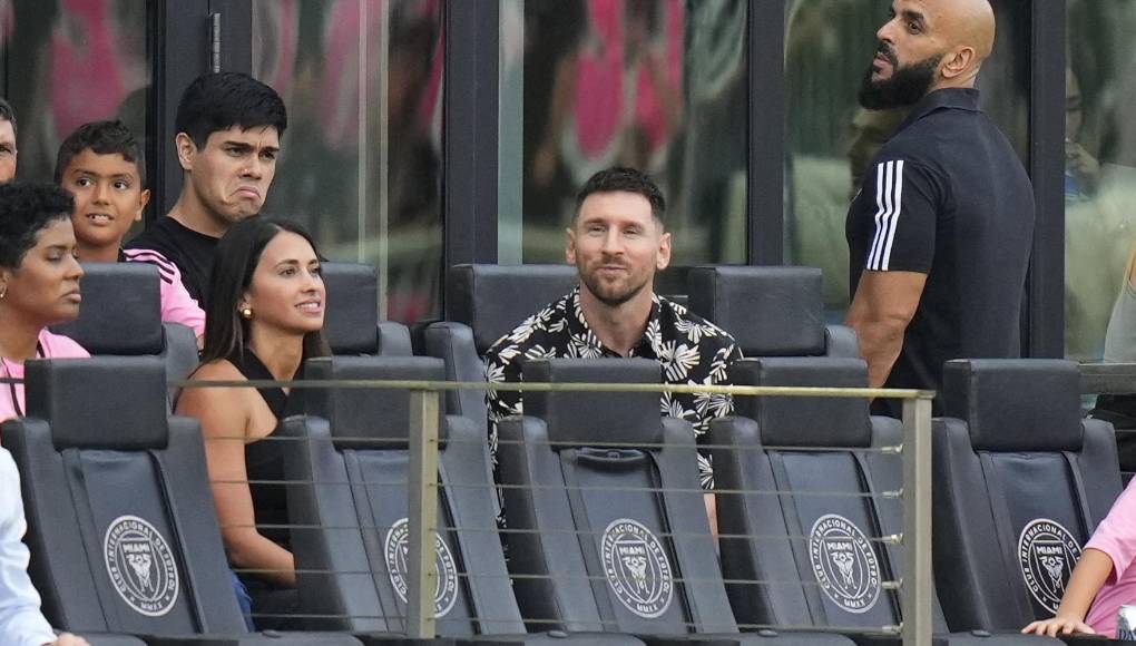 El argentino estuvo bien acompañado al lado de Antonela Roccuzzo, su esposa. Su guardaespaldas no se quedó atrás y también fue captado por las cámaras.