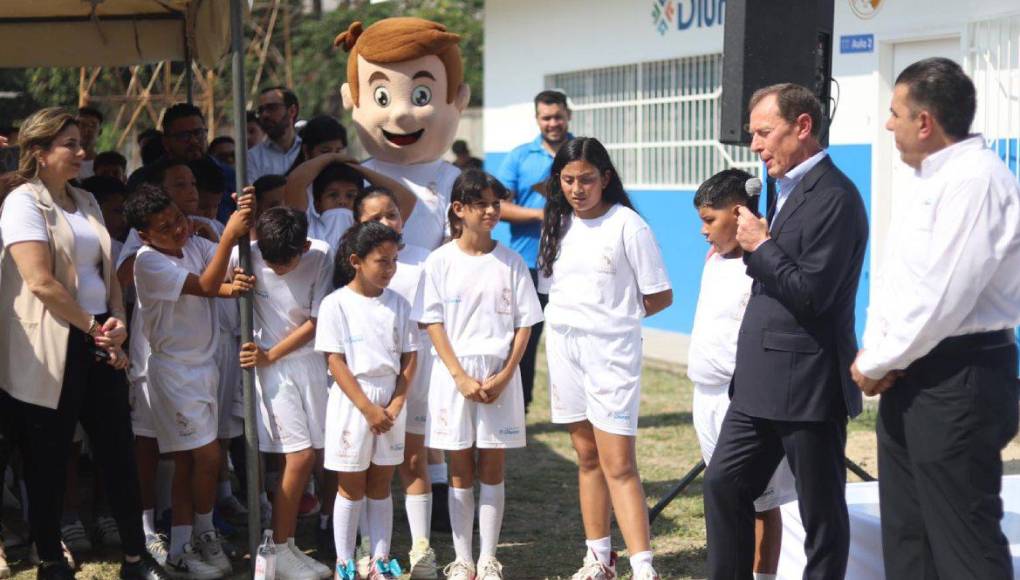 El objetivo de que Emilio Butragueño esté en Honduras se debe a que inaugurará la cuarta escuela sociodeportiva “Formando Campeones”.