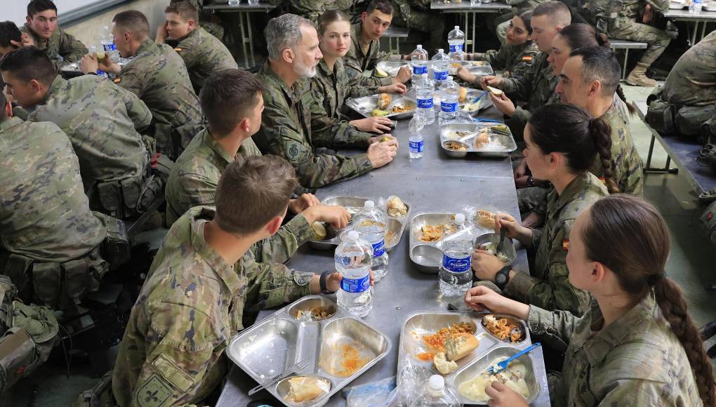 Es la primera vez que el rey Felipe supervisa las maniobras militares en las que participa la heredera al trono.