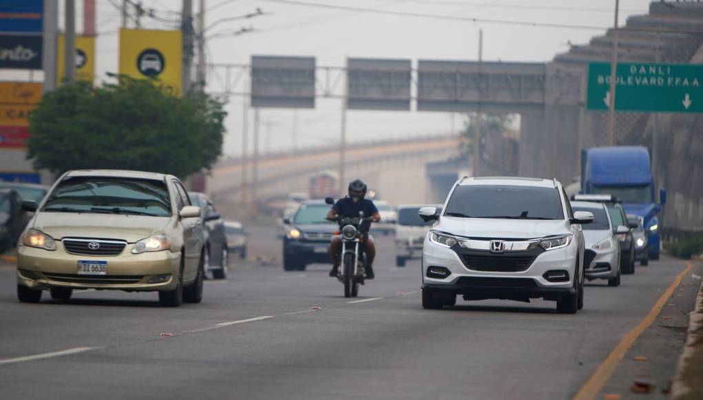 “Vivimos en este momento una alerta máxima, estamos sufriendo el porcentaje de contaminación más alto que hemos experimentado en estos últimos meses y algo nunca antes visto en Tegucigalpa (...), es altamente peligroso que la población se exponga al aire libre bajo las condiciones que tenemos”, subrayó el médico en un video compartido en redes sociales.
