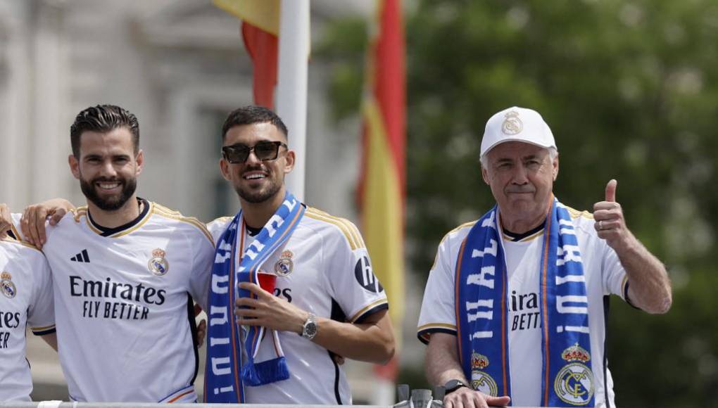 Carlo Ancelotti disfrutó como el que más durante la celebración. Hizo bromas constantes con sus jugadores y cumplió una promesa, la de repetir foto con gafas de sol y puro en el autobús descapotable camino a Cibeles, como hizo hace dos años.