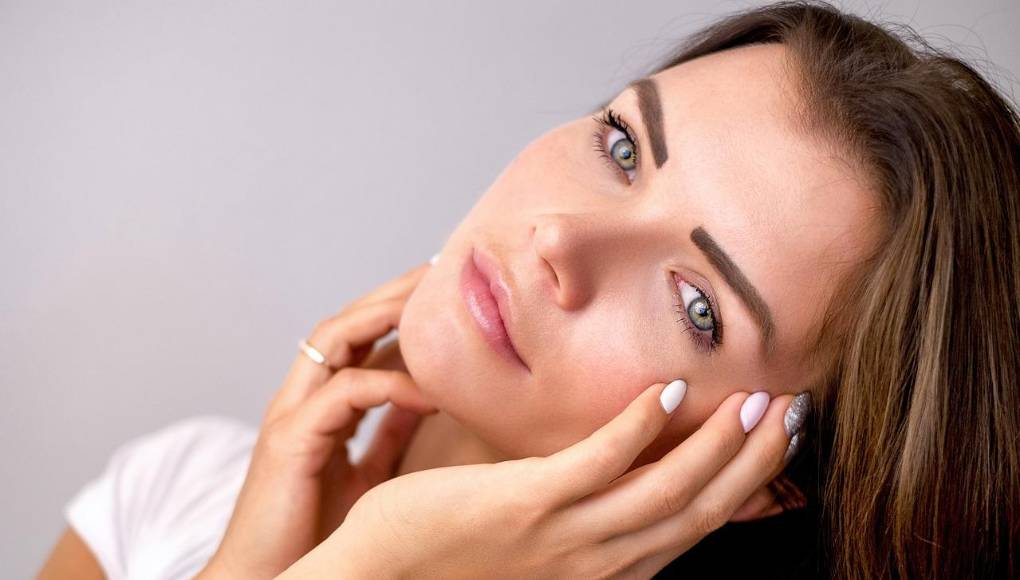 Cómo cubrir con maquillaje las manchas de la piel